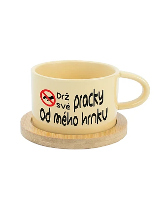 DRŽ SVÉ PRACKY OD MÉHO HRNKU - žlutý hrníček makronka 200 ml DRŽ SVÉ PRACKY OD MÉHO HRNKU - žlutý hrníček makronka 200 ml