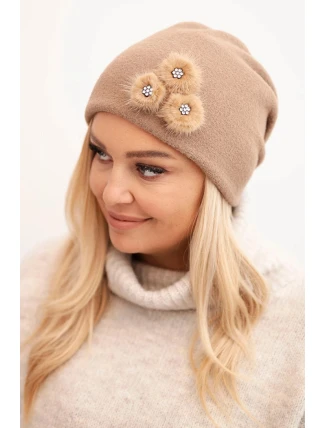 Dámská čepice s ozdobnými chlupatými květinami elegantní černá