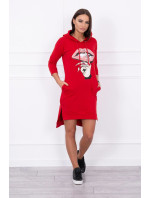 Šaty s delším zadním dílem a barevným červeným potiskem