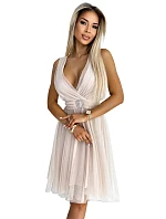 525-1 Tylové šaty OLGA s výstřihem a ozdobnou sponou - BEACH