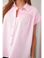 Dámská bavlněná košilová halenka s krajkou a krátkým rukávem bonbónově růžová Dámská bavlněná košilová halenka s krajkou a krátkým rukávem bonbónově růžová