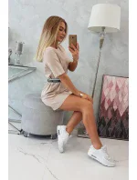 Šaty s ozdobným páskem béžové Šaty s ozdobným páskem béžové