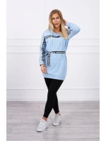 Šaty zdobené modrou stuhou