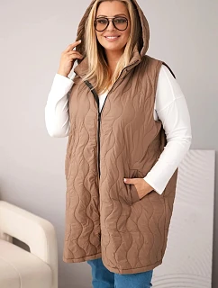 Dámská prošívaná vesta Plus Size s kapucí camelová