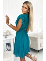 424-1 Šifonové plisované šaty s výstřihem a volánky - MARINE