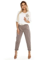 592-1 Pohodlná halenka s květinovou aplikací na rameni - ECRU 592-1 Pohodlná halenka s květinovou aplikací na rameni - ECRU