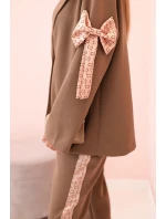 Dámská souprava s viskózou – sako s klopami a kalhoty s lampasem camelový