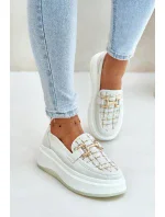 Kožené Dámské Mokasíny Na Platformě Se Zlatou Ozdobou Vinceza Světle Béžové Kožené Dámské Mokasíny Na Platformě Se Zlatou Ozdobou Vinceza Světle Béžové