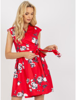 Červené rozevláté koktejlové šaty s květinami