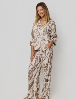 Luna si rozepnula pyžamo.