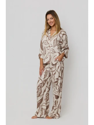 Luna si rozepnula pyžamo.