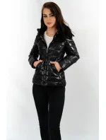 Krátká černá prošívaná dámská bunda s kapucí (CAN-333) Krátká černá prošívaná dámská bunda s kapucí (CAN-333)