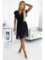 424-4 Šifonové plisované šaty s výstřihem a volánky - ČERNÁ