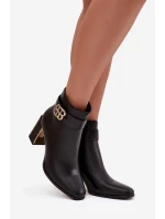 Dámské kotníkové boty na podpatku s páskem a zlatým detailem Černé Galinne