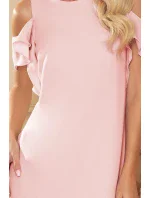 Trapézové dámské šaty v pastelově růžové barvě s volánky na ramenou 359-1 Trapézové dámské šaty v pastelově růžové barvě s volánky na ramenou 359-1
