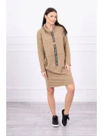 Velbloudí šaty s kravatou Velbloudí šaty s kravatou