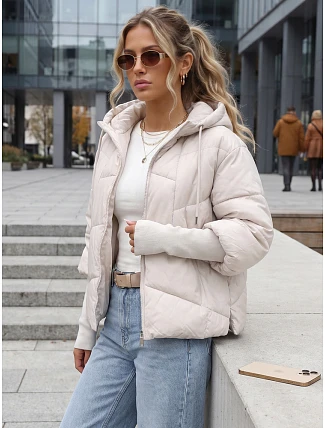 Krátká dámská prošívaná bunda s kapucí, světle šedá, FashionStreet TY5765 Krátká dámská prošívaná bunda s kapucí, světle šedá, FashionStreet TY5765