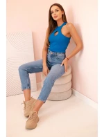 Dámská bezrukávová blůza s výřezem a ozdobnou sponou chabrová