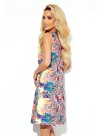 Dámské trapézové šaty s barevným vzorem a výstřihem 377-3