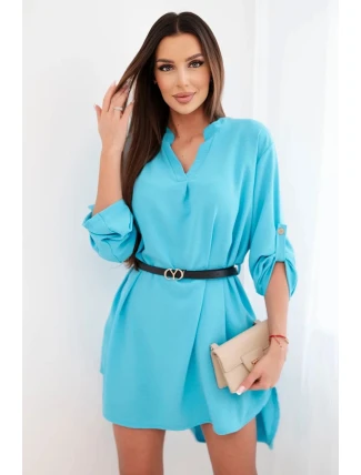 Šaty s delší zadní částí a páskem tyrkysová