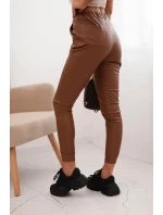 Dámské kalhoty z ekokůže s kapsami a vázáním v pase hnědé