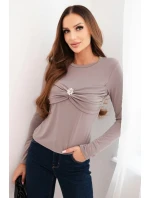 Dámská blůza z viskózy přiléhavá s nařasením a broží fango