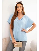 Dámská bavlněná mušelínová oversize halenka s výstřihem do V a krajkou modrá