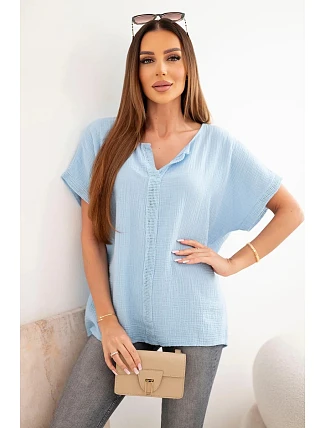 Dámská bavlněná mušelínová oversize halenka s výstřihem do V a krajkou modrá