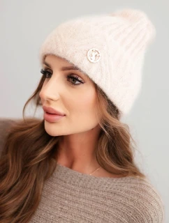 Dámská zimní čepice z huňaté pleteniny a s elegantním knoflíkem jasno pudrově růžová