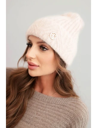 Dámská zimní čepice z huňaté pleteniny a s elegantním knoflíkem jasno pudrově růžová
