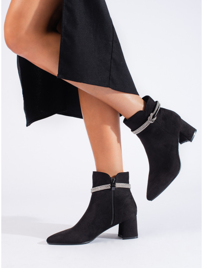 Pohodlné dámské černé  kotníčkové boty na širokém podpatku