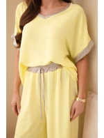 Komplet z viskózy se zlatým obšitím žlutý