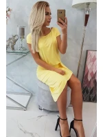 Asymetrické žluté šaty