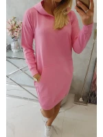 Šaty s kapucí ve světle růžové barvě