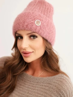 Dámská zimní čepice z huňaté pleteniny a s elegantním knoflíkem tmavě růžová