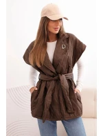 Dámská prošívaná vesta s páskem a širokým límcem hnědá