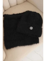 Dámská souprava čepice a šály zimní nadýchaná s ozdobným emblémem černá Dámská souprava čepice a šály zimní nadýchaná s ozdobným emblémem černá