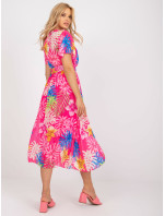 Růžové plisované midi šaty s tropickým potiskem