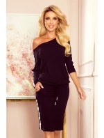 Černé sportovní dámské šaty s kapsičkami a lampasy 13-124 Černé sportovní dámské šaty s kapsičkami a lampasy 13-124