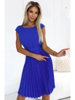 311-16 LILA Plisované šaty s krátkými rukávy a páskem - CHABROW 311-16 LILA Plisované šaty s krátkými rukávy a páskem - CHABROW