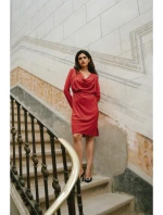 S428 Šaty s výstřihem - červené