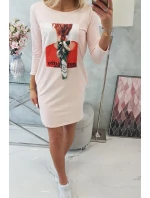 Pozoruhodné pudrově růžové šaty s 3D grafikou