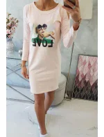 Šaty s potiskem lásky v pudrově růžové barvě