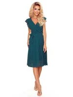 POLINA - Plisované dámské šaty v lahvově zelené barvě s výstřihem a volánky 374-1 POLINA - Plisované dámské šaty v lahvově zelené barvě s výstřihem a volánky 374-1