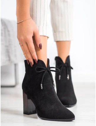 Klasické  kotníčkové boty dámské černé na širokém podpatku