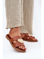 Dámské sandály na plochém podpatku se zlatou ozdobou Karinma