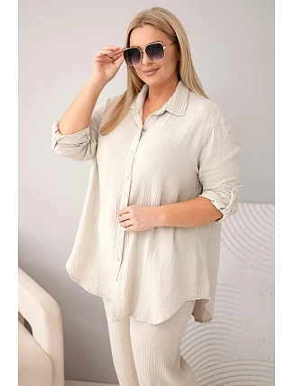 Dámský mušelínový komplet Plus Size s košilí zapínanou na knoflíky a s kalhotami s širokou nohavicí béžový