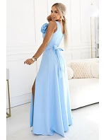 669-2 Svatební maxi šaty s květinou na rameni a rozparkem - modré