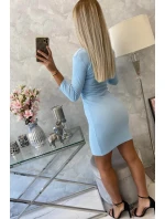 Přiléhavé šaty s modrým výstřihem