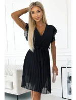 424-4 Šifonové plisované šaty s výstřihem a volánky - ČERNÁ